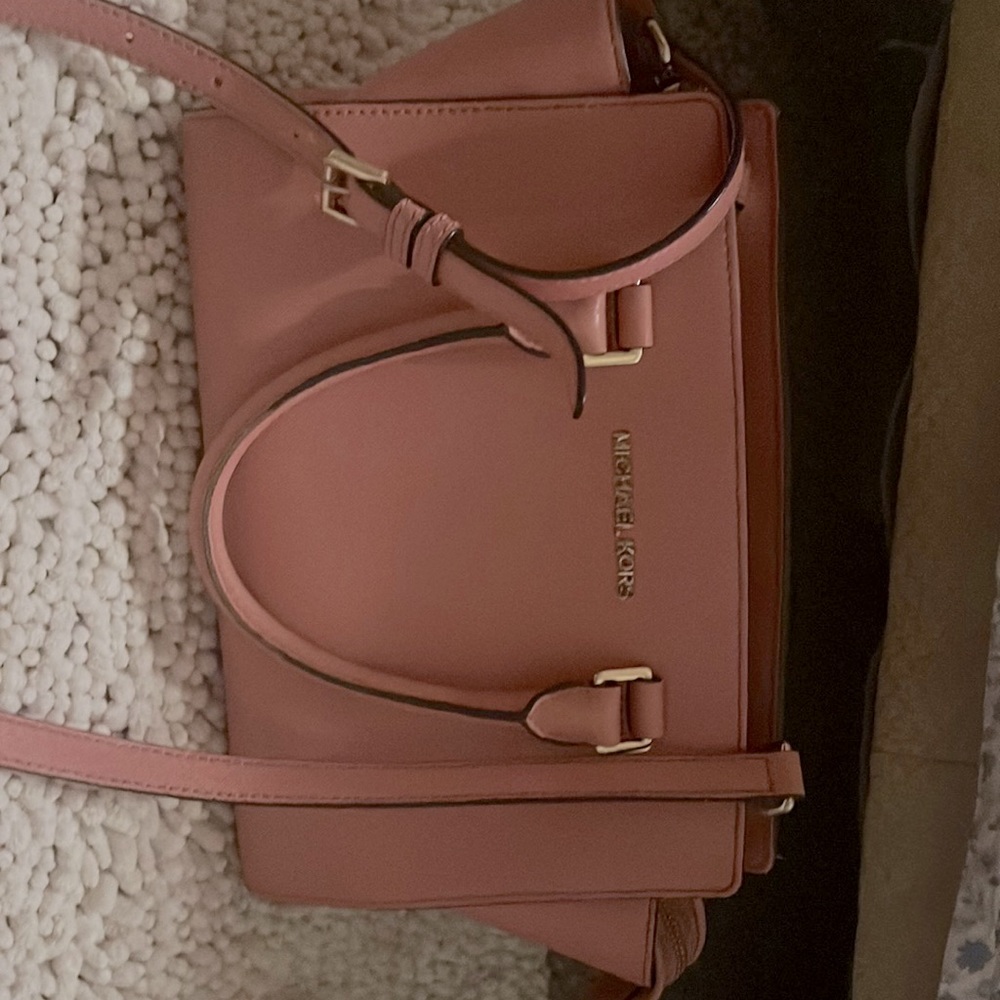 Pink MK Large Satchel purse and pink wristlet matching set. Pretty in pink